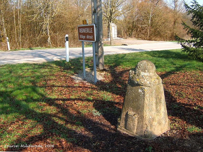 Regnieville 2.jpg - Avec, en arrière-plan, le monument dédié au 302e R.I.